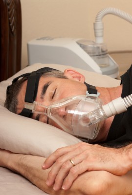מכשיר CPAP לטיפול בדום נשימה חסימתי בשינה